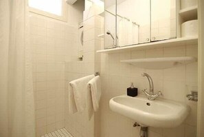 Shower, hair dryer, towels, shampoo - Wooden Mill Apartments (Amsterdam)
