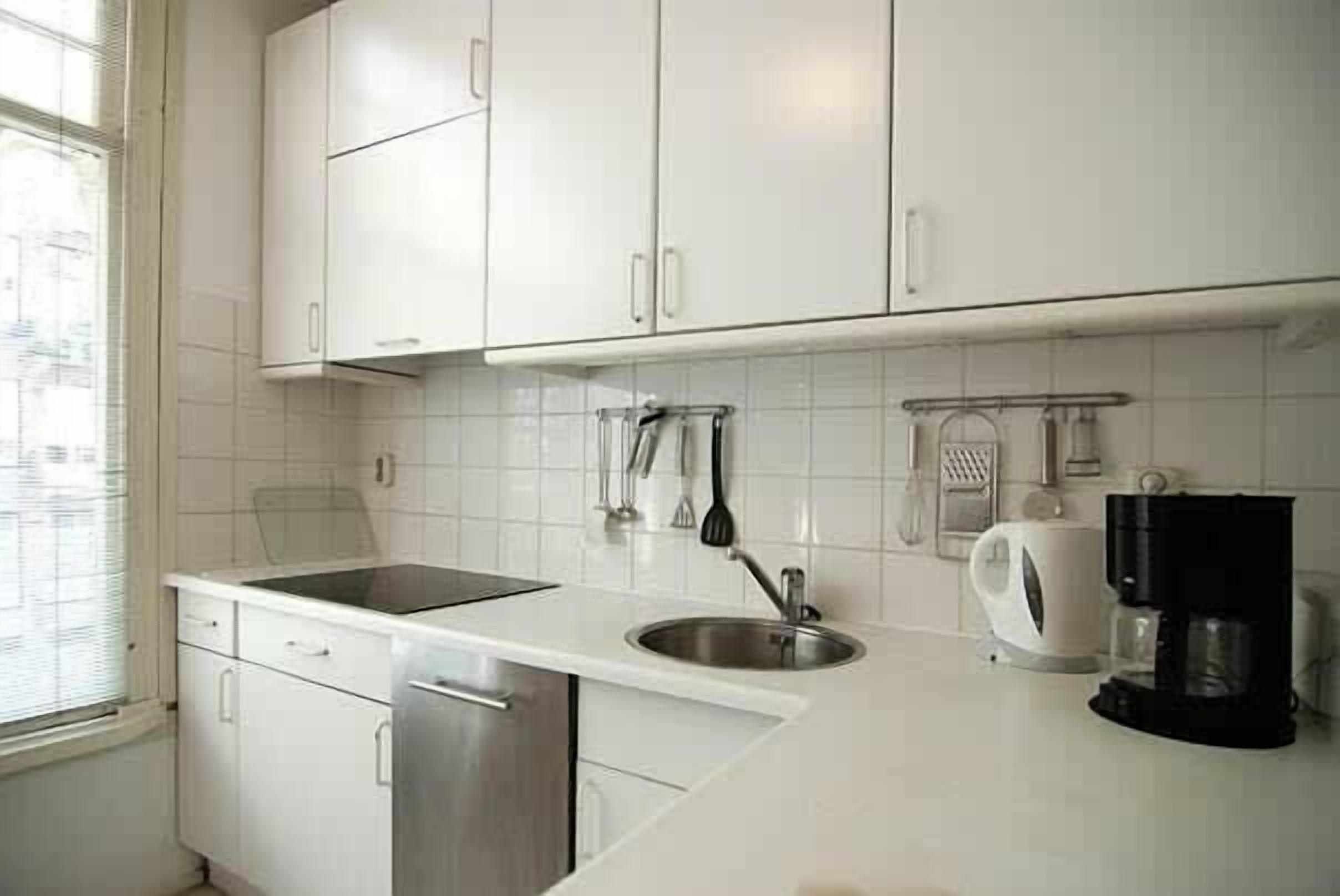 Coffee/tea maker, fridge, microwave, stovetop