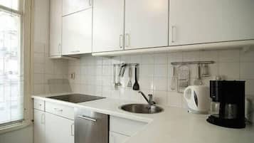 Coffee/tea maker, fridge, microwave, stovetop