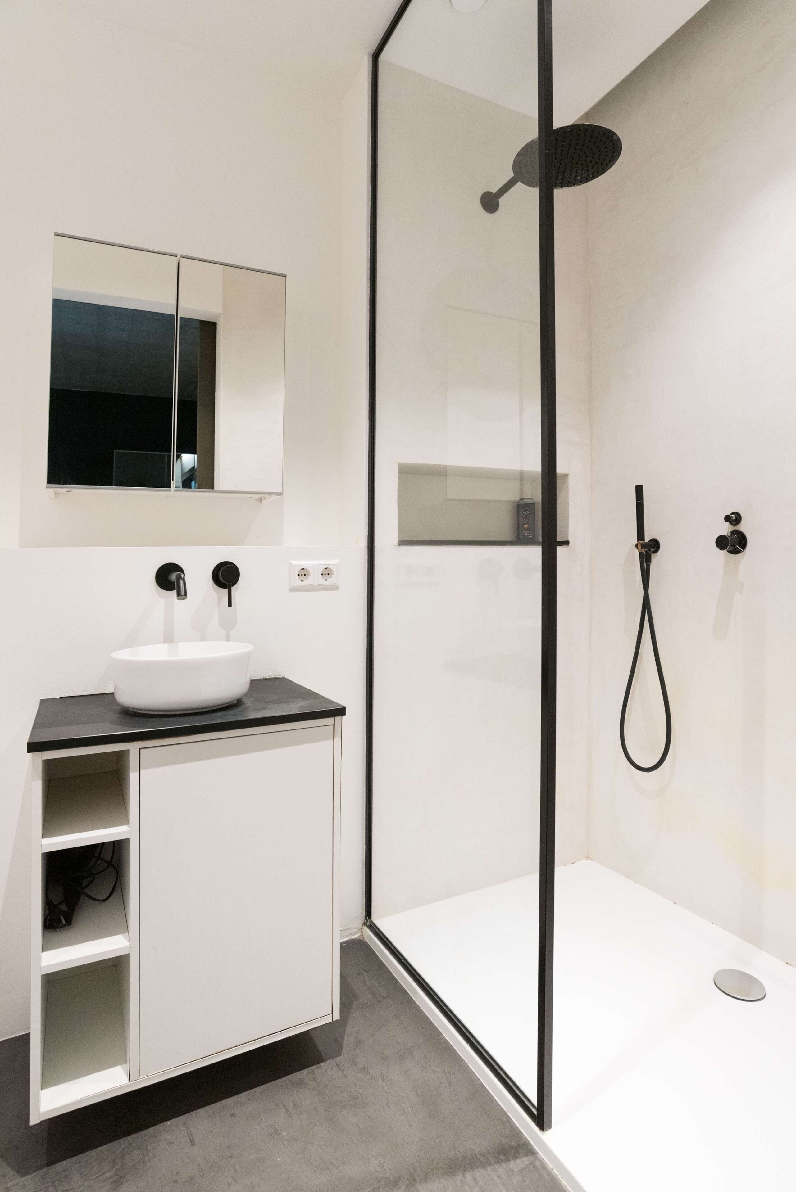 Een douche, een haardroger, handdoeken, shampoo
