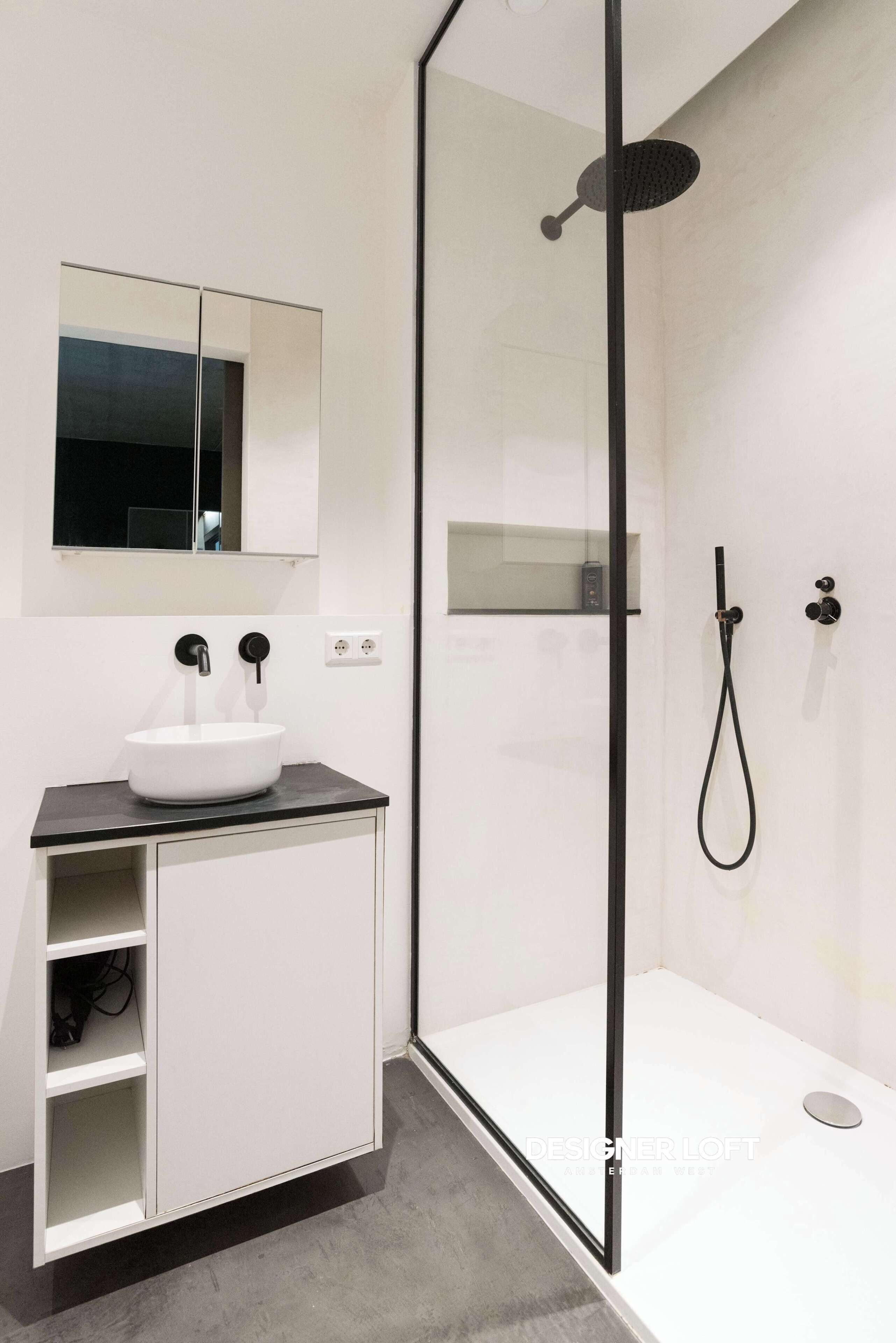 Shower, hair dryer, towels, shampoo