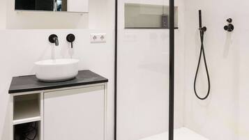Shower, hair dryer, towels, shampoo