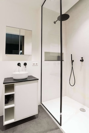 Douche, séchoir à cheveux, serviettes fournies, shampooing