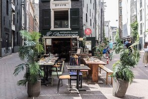 Outdoor dining - Anny's warehouse city centre! (Amsterdam)