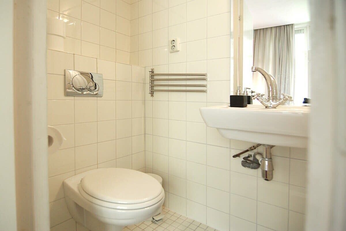 Shower, towels, shampoo