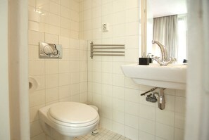 Een douche, handdoeken, shampoo