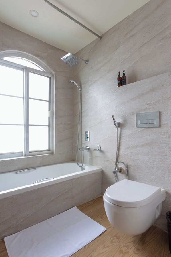 Kamar Deluks | Kamar mandi | Perlengkapan mandi gratis, pengering rambut, sandal, dan handuk