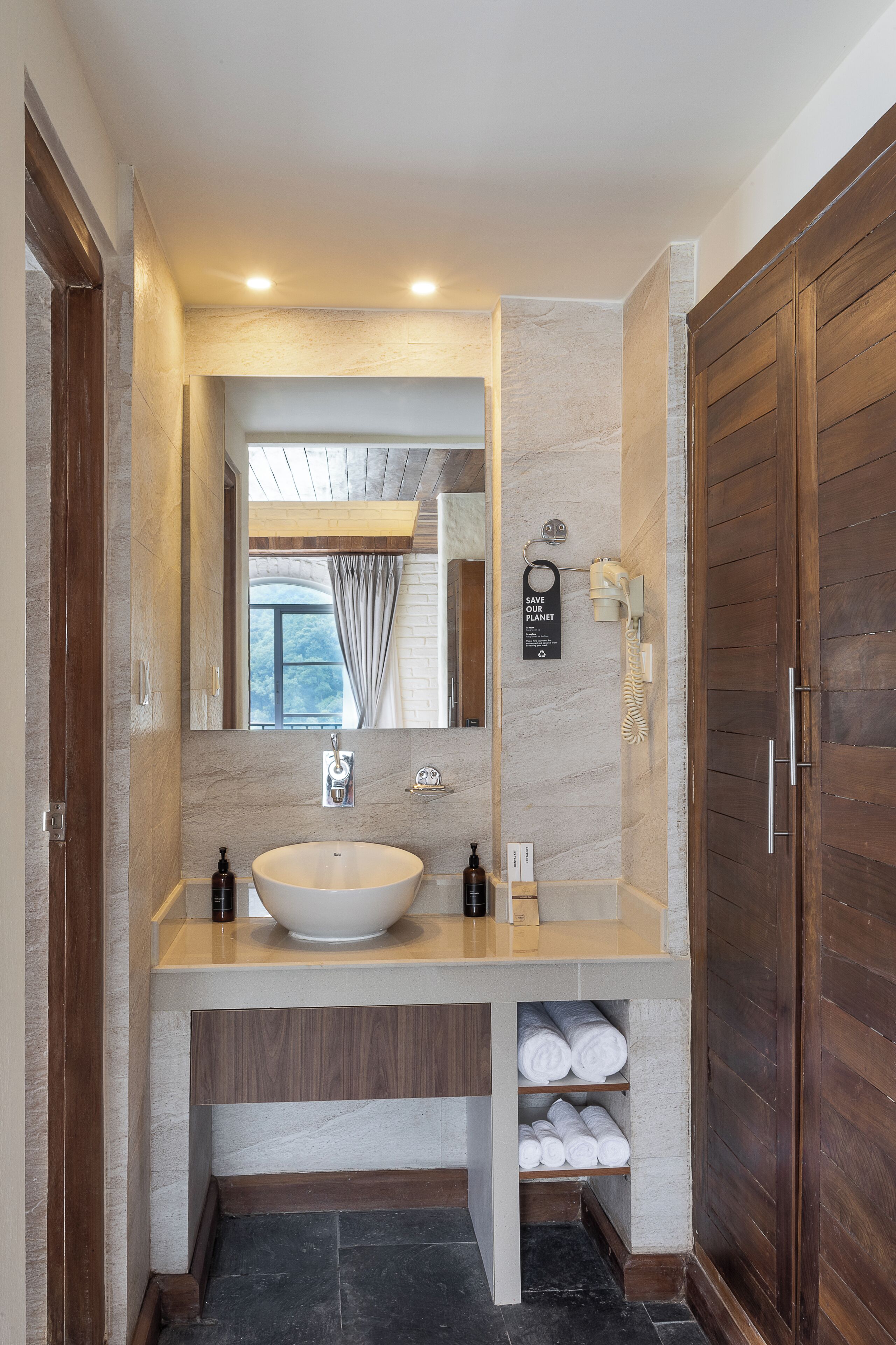 Habitación Deluxe | Baño | Artículos de higiene personal gratuitos, secador de pelo y zapatillas