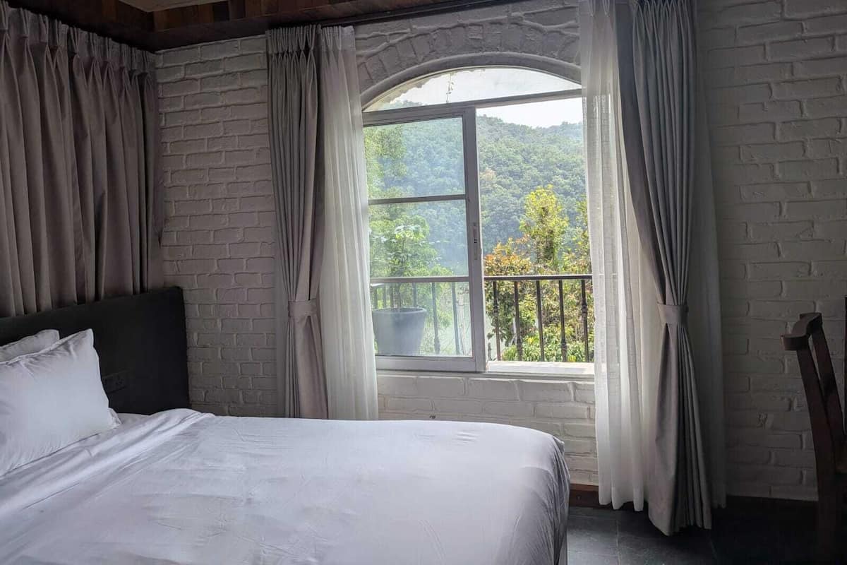 Deluxe Room | Desk, free WiFi