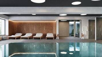 Ein moderner Poolbereich im Innenbereich mit Liegestühlen, einer Holzvertäfelung und einer Glastür, die nach draußen führt.