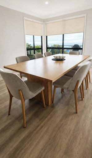 Dining - Wake to Ocean Views & Wildlife at Ohana Ocean Breeze (Penneshaw)
