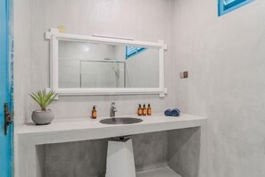 Vila, 5 quartos, varanda, vista para o jardim | Banheiro | Toalhas de banho 