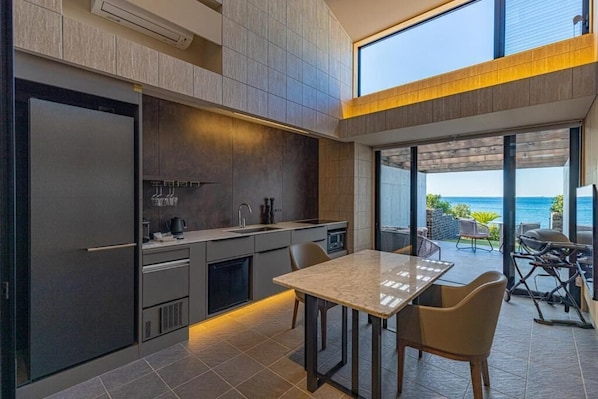 Chambre Standard avec lits jumeaux, balcon, vue mer | Cuisine privée