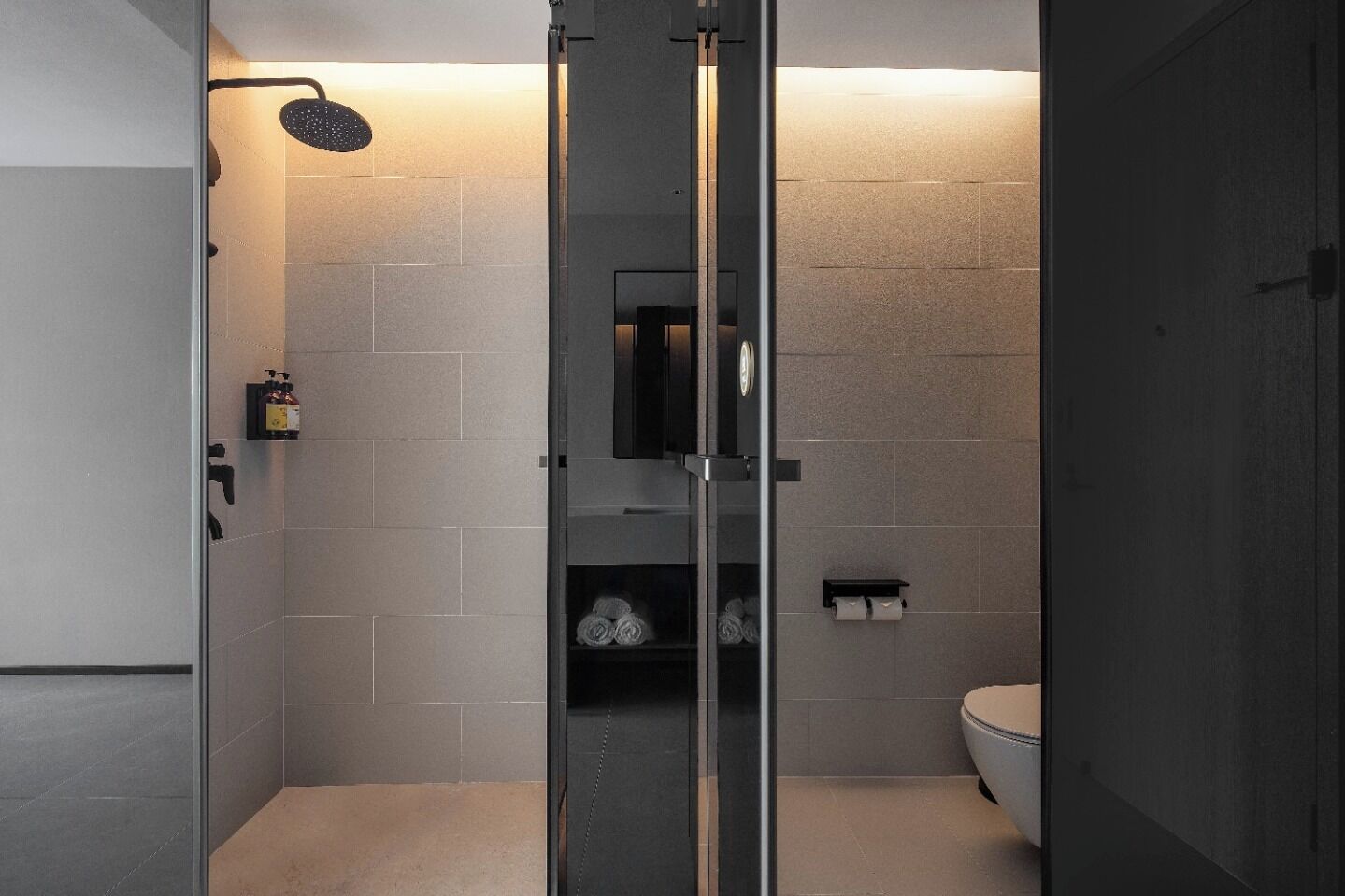Classic Double Room, City View | Bathroom | Free toiletries, hair dryer, slippers, towels