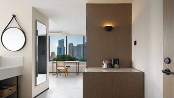 Habitación doble panorámica, vista a la ciudad | Escritorio, espacio para trabajar con laptop y cortinas blackout