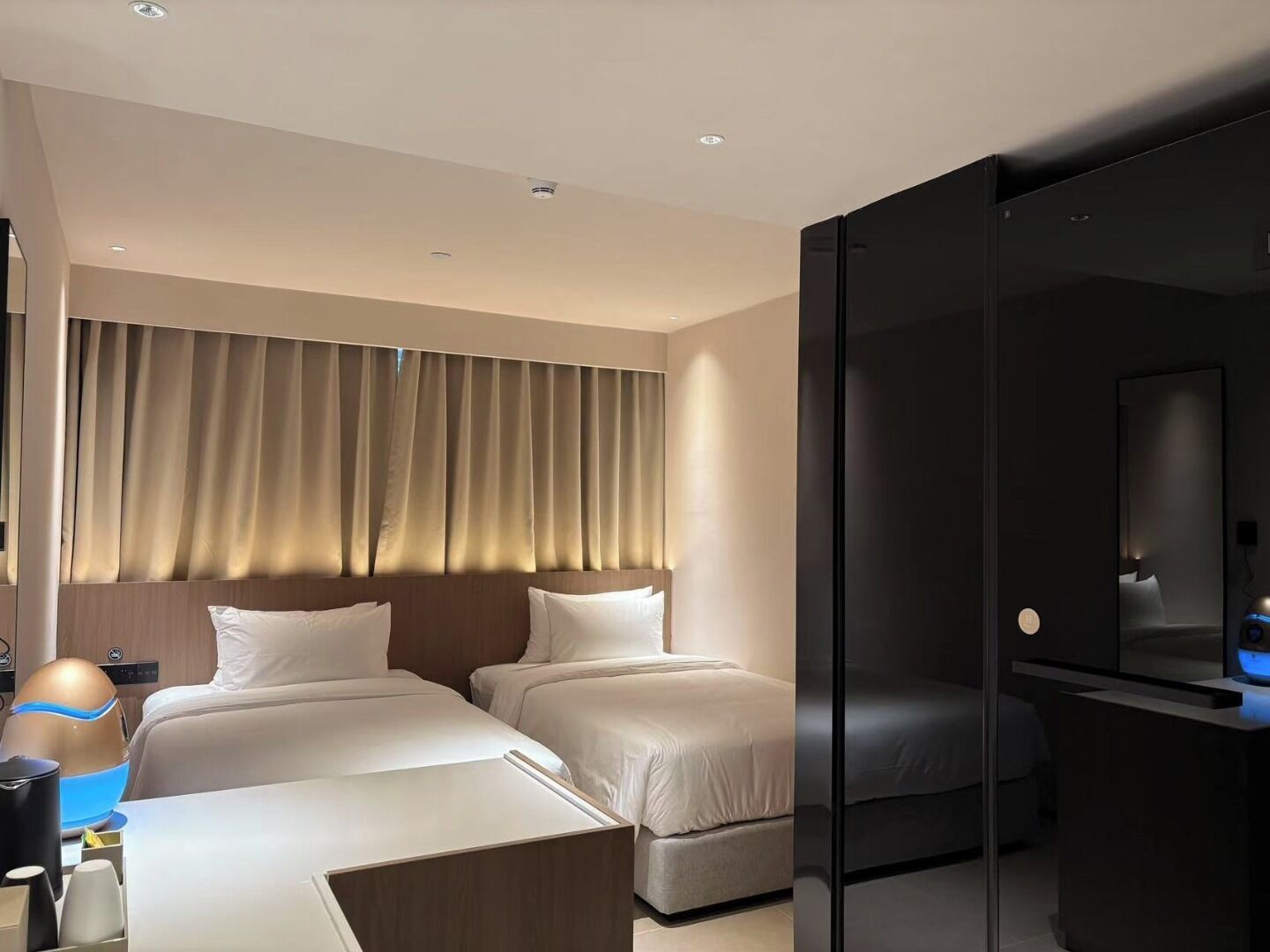 Classic Twin Room, City View | Desk, laptop workspace, blackout curtains, soundproofing