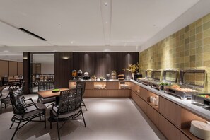 Cozinha moderna com balcão de refeições, área de estar e serviço de buffet.