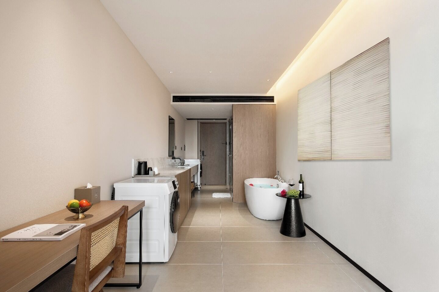 Une salle de bain moderne avec une baignoire sur pieds, un lavabo et des toilettes.