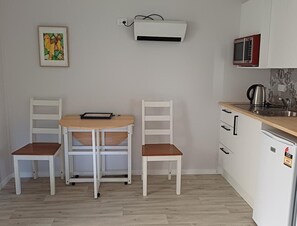 Private kitchen - Ideal for travelers, business people, or for attending an event, family friendly (Drury)