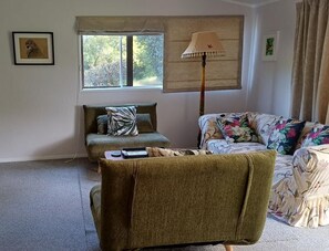 Living area - Ideal for travelers, business people, or for attending an event, family friendly (Drury)