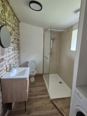 Een douche, een haardroger, toiletpapier