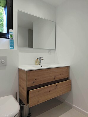 Shower, hair dryer, towels, toilet paper - Vrbo Property (Le Bez)