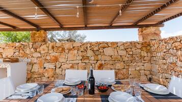 Deluxe Villa, Patio, Garden View | Outdoor dining