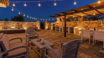 Villa Deluxe, patio, vista giardino | Ristorazione all'aperto