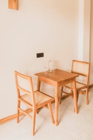 Quarto triplo superior, varanda, vista para o jardim | Opções para refeição