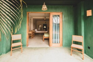 Habitación triple superior, patio, vistas al jardín | Interior