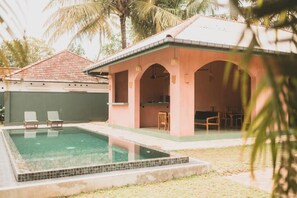 Habitación triple superior, patio, vistas al jardín | Piscina | Una piscina al aire libre