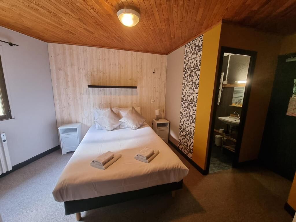 Family Room | Desk, soundproofing, free WiFi