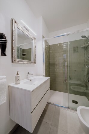 Douche, sèche-cheveux, bidet, serviettes fournies