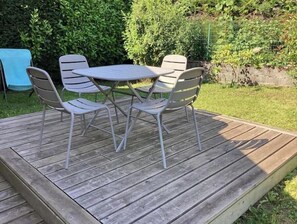 A wooden deck with a table and four chairs. - Quiet location between lake and mountains - Apartment with garden near Annecy (Sevrier)