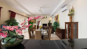 Villa, 2 Bedrooms, Private Pool, Pool View | Dining room