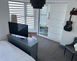 Room - Apartment Sleeps 6 With Hot Tub (Margate)