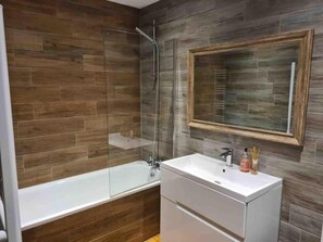 Bathroom - Apartment Sleeps 6 With Hot Tub (Margate)