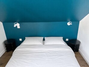 Een strijkplank/strijkijzer, wifi, beddengoed