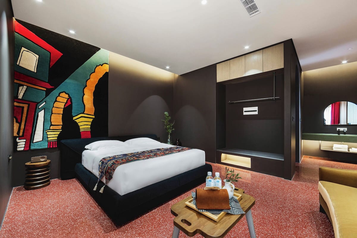 Minibar, escritorio, cortinas opacas y tabla de planchar con plancha