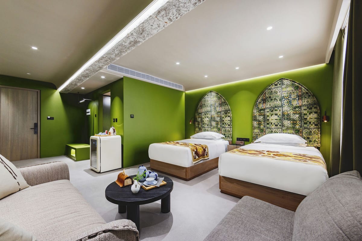 Minibar, escritorio, cortinas opacas y tabla de planchar con plancha