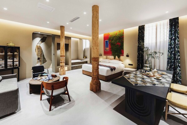Minibar, desk, blackout curtains, iron/ironing board - siluyouyuexiyumeixuesuji (Kashgar)