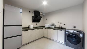 Elite Double Room | Private kitchen | Fridge, stovetop