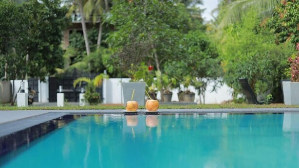 Una piscina con dos cestas de fruta en el borde.