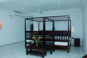 Quarto casal ou duplo superior, sacada, vista para o jardim | Cofres nos quartos, quartos à prova de som, Wi-Fi de cortesia