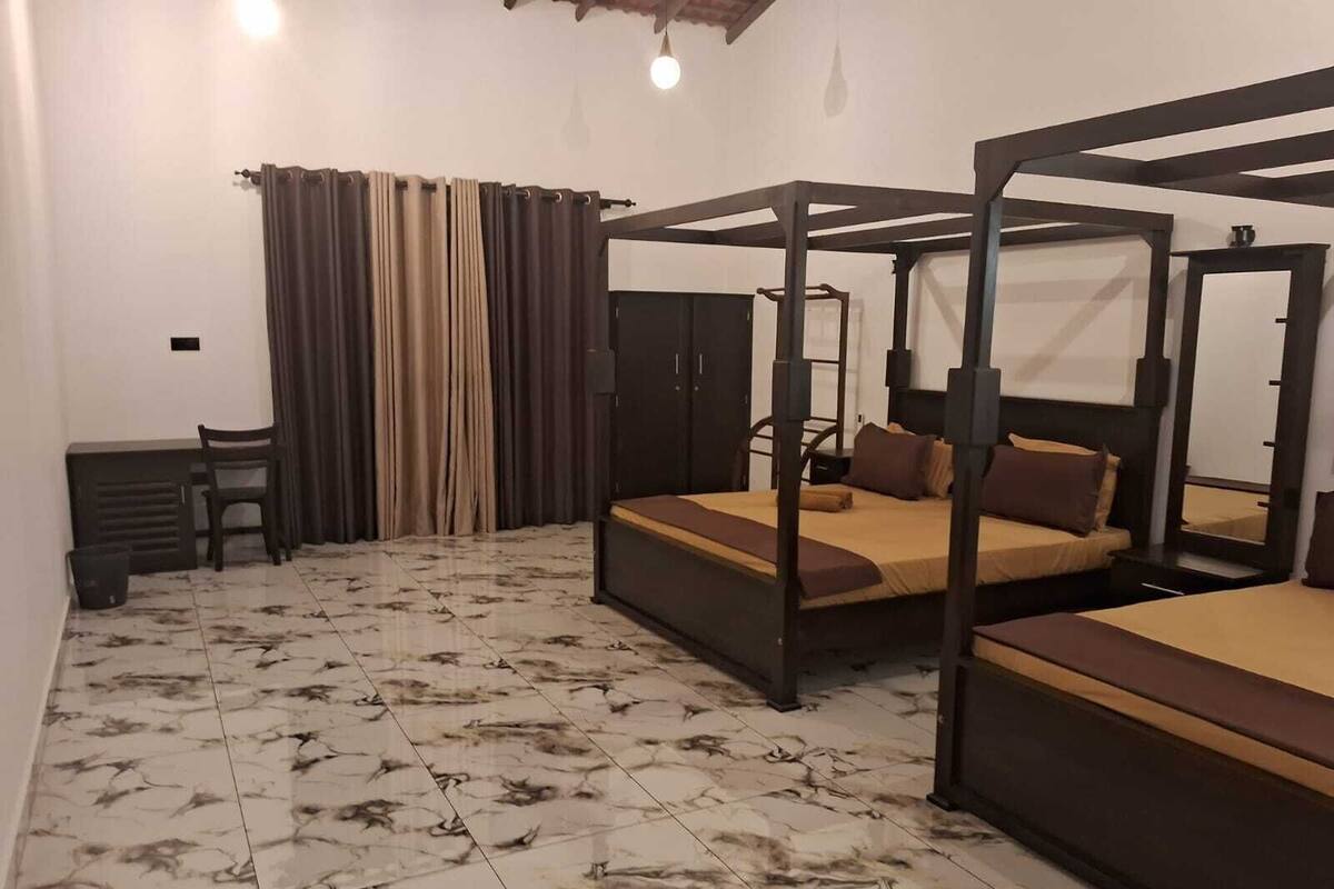 Un dormitorio con dos camas, un escritorio y una silla.