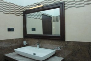 Quarto casal ou duplo superior, sacada, vista para o jardim | Banheiro | Secador de cabelo, toalhas de banho, papel higiênico 