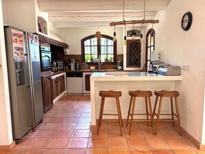 Private kitchen - Villa with private pool and garden in a quiet location St Paul de Vence 4 stars (Saint-Paul-de-Vence)
