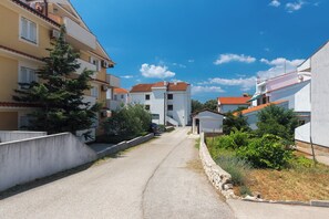 Property grounds - Perfect  apartment with AC in adorable Punat near the sea (Punat)