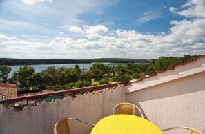 Outdoor dining - Perfect  apartment with AC in adorable Punat near the sea (Punat)