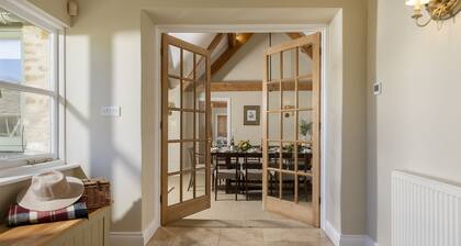 Middle Farm - a barn conversion that sleeps 10 guests in 5 bedrooms